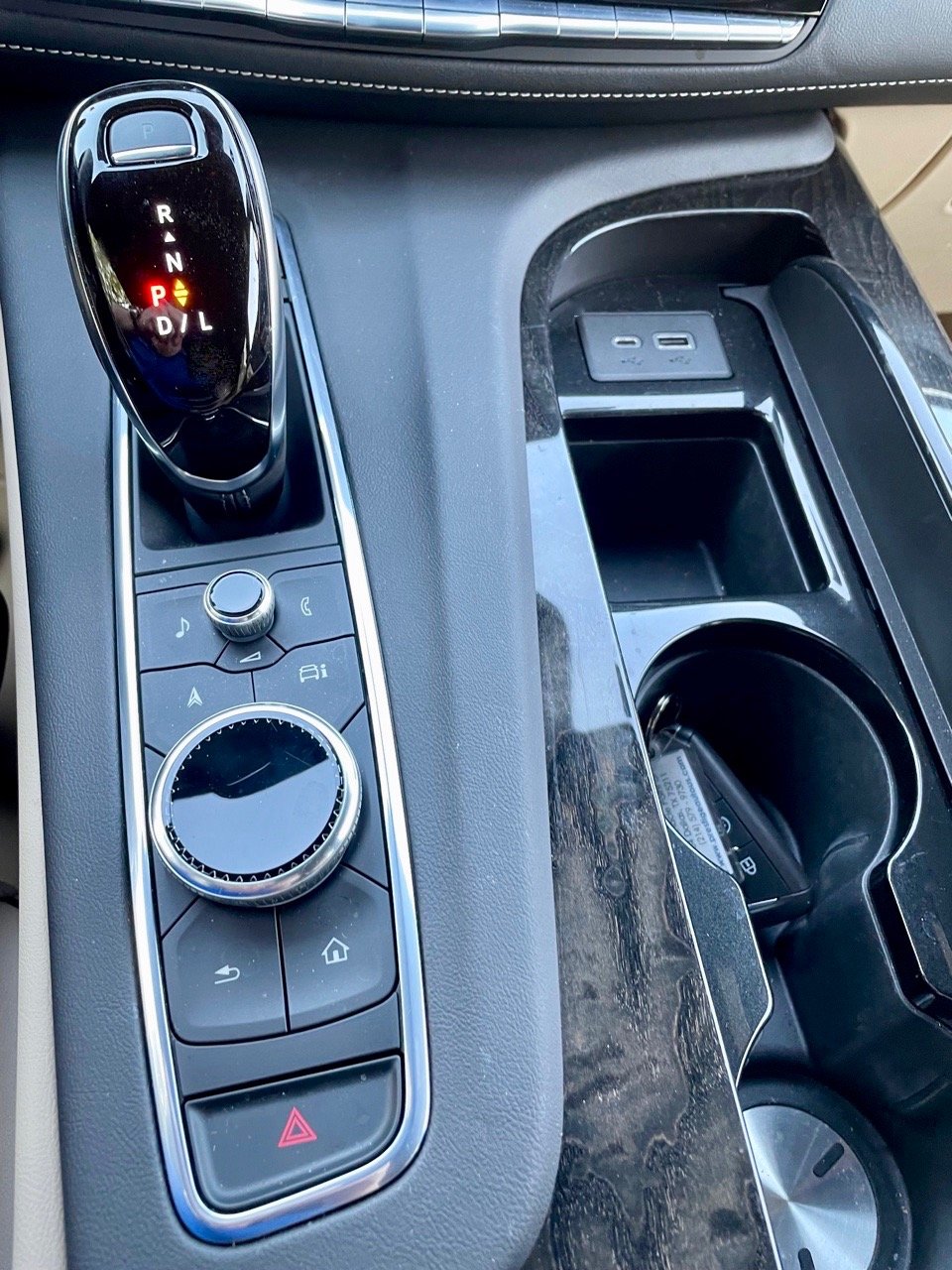 2021-Cadillac-Escalade-Rearview-center-console-carprousa.