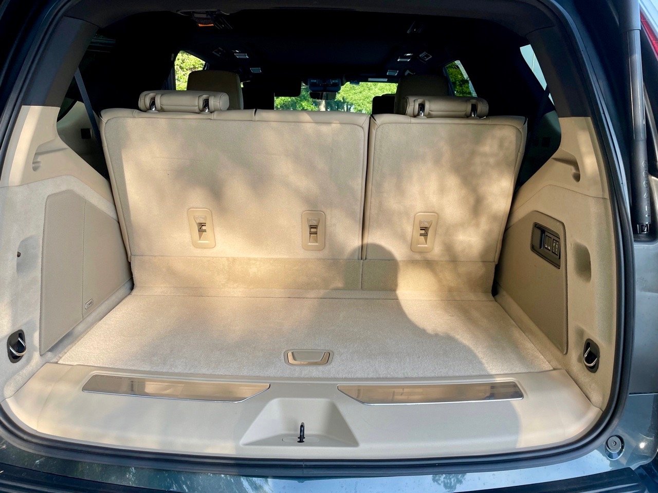 2021-Cadillac-Escalade-cargo-carprousa.