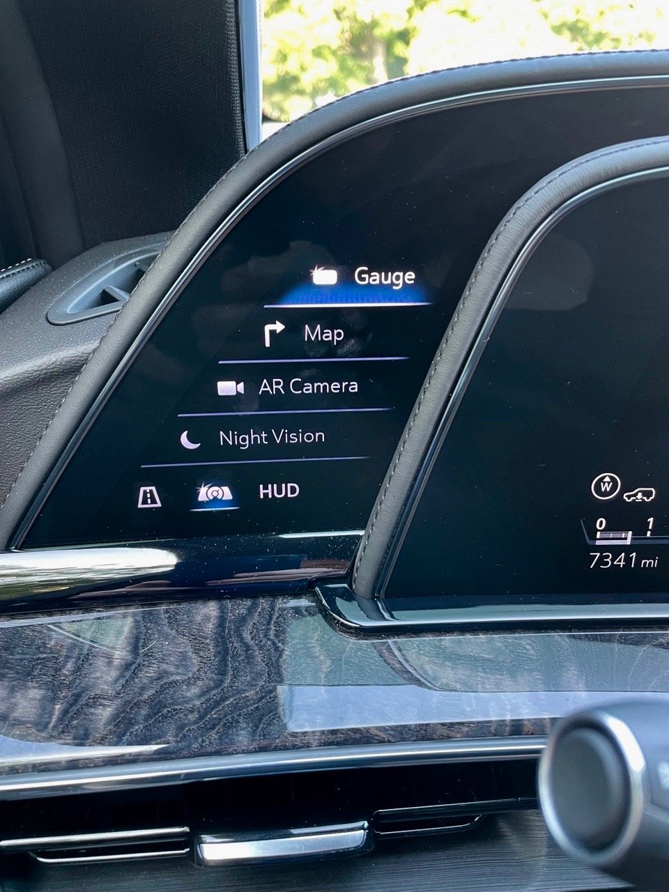 2021-Cadillac-Escalade-side-digital-display-trip-carprousa.