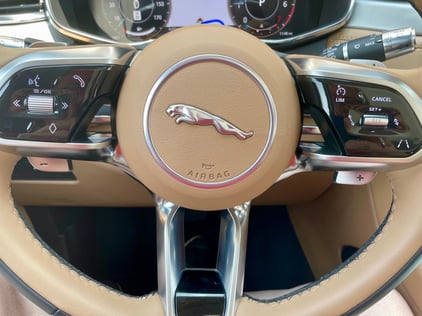 2021-Jaguar-Fpace-steering-wheel-carprousa