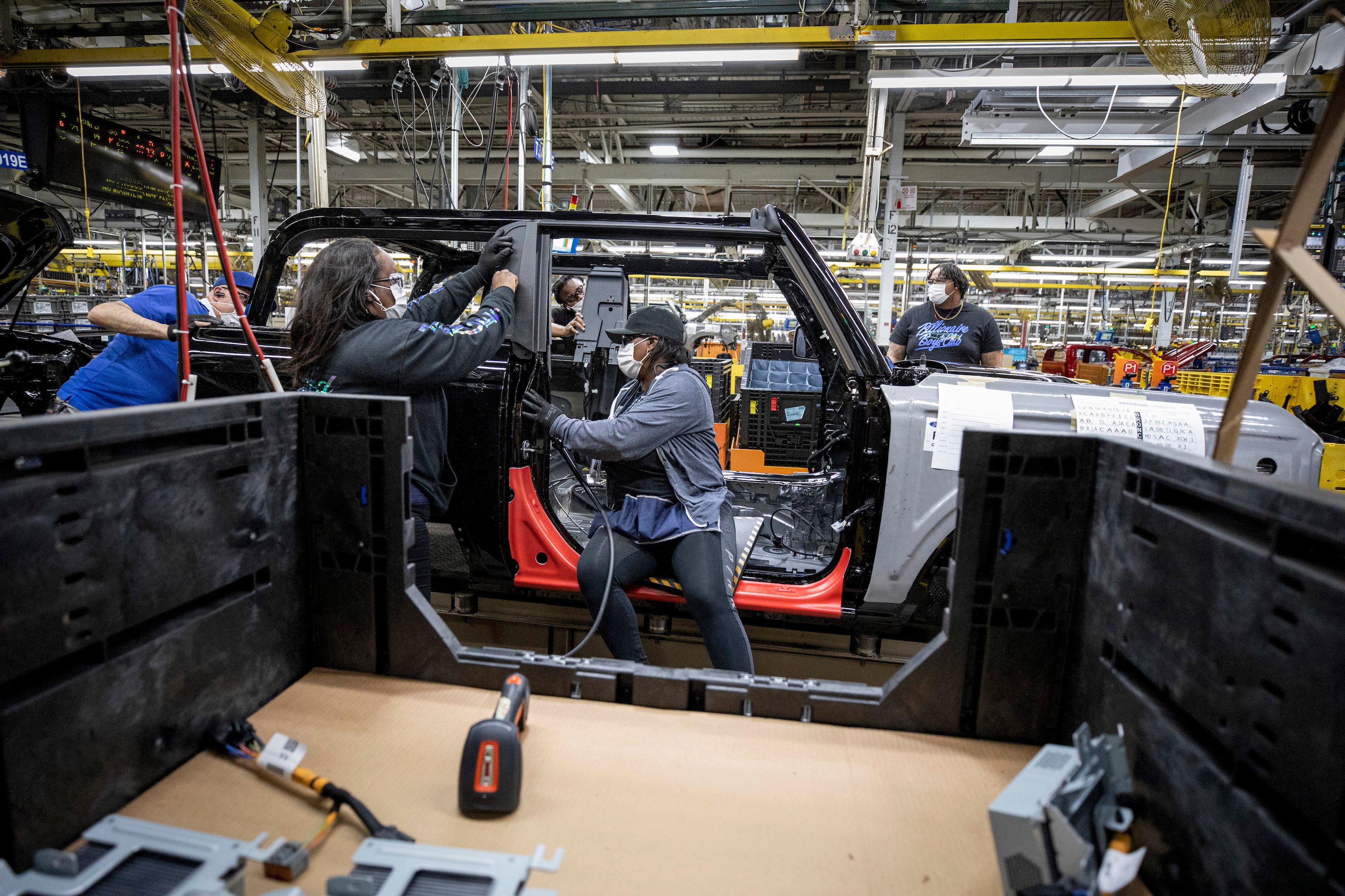 2021-ford-Bronco-production-workers-credit-ford