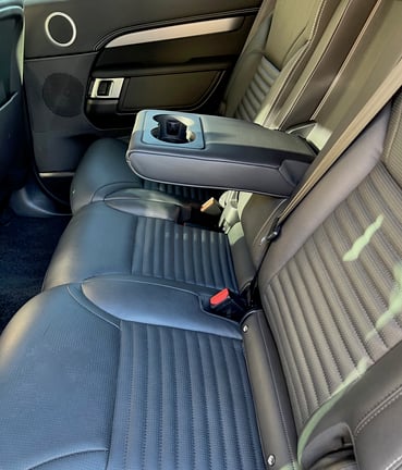 2021-land-rover-discovery-r-dynamic-rear-seat-carprousa