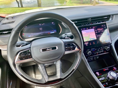 2021-overland-jeep-grand-cherokee-close-up-steering-wheel