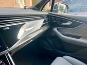 2022-Audi-SQ7-interior-2-carprousa
