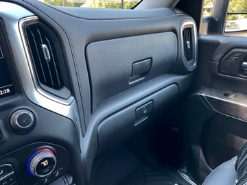 2022-Chevrolet-silverado-2500hd-interior-dash-carprousa
