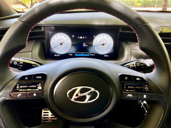 2022-Hyundai-Tucson-NLine-Quartz-steering-wheel-display-carpro.
