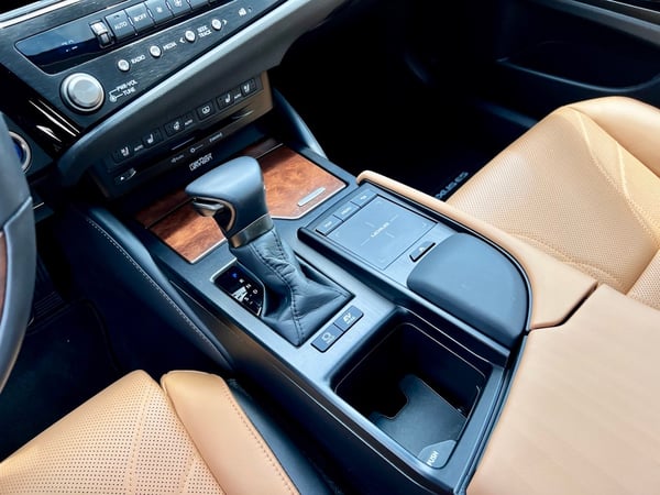 2022-Lexus-ES-300h-center-console-carprousa