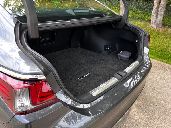 2022-Lexus-ES-300h-trunk-cargo-carprousa