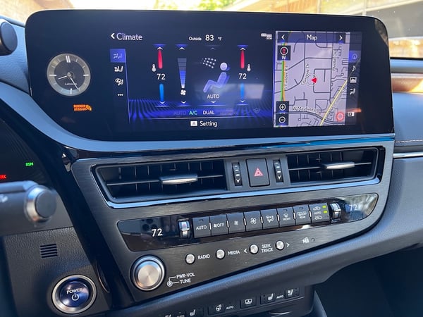 2022-Lexus-ES-300h-wide-multimedia-stack-carprousa