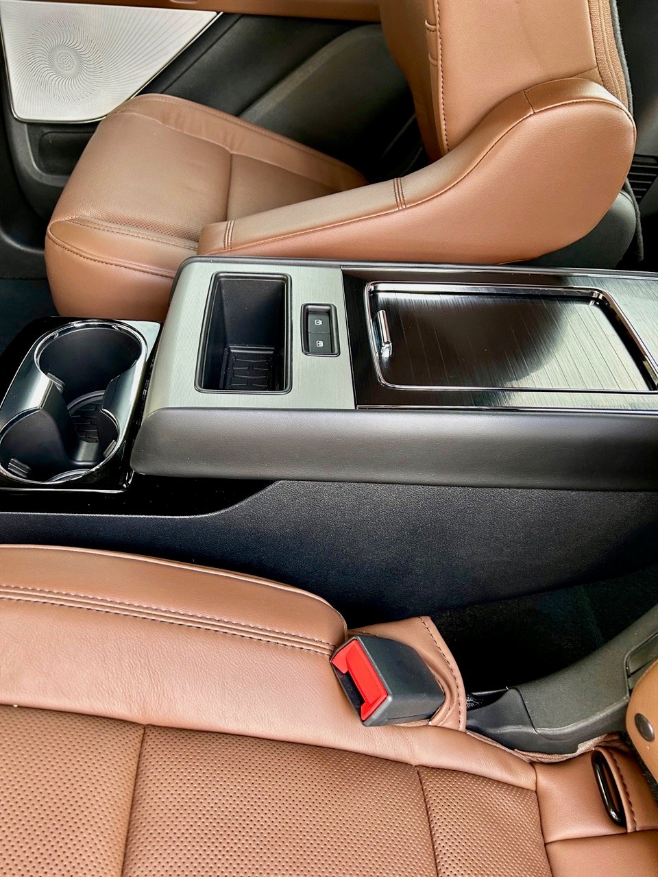 2022-Lincoln-Aviator-Reserve-second-row-console