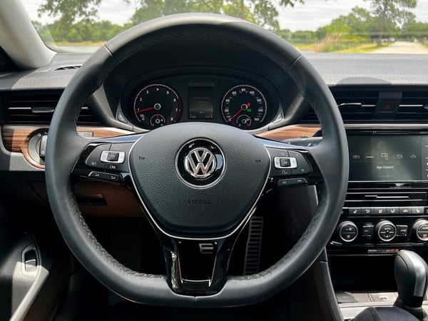 2022-Volkswagen-Passat-Limited-steering-wheel