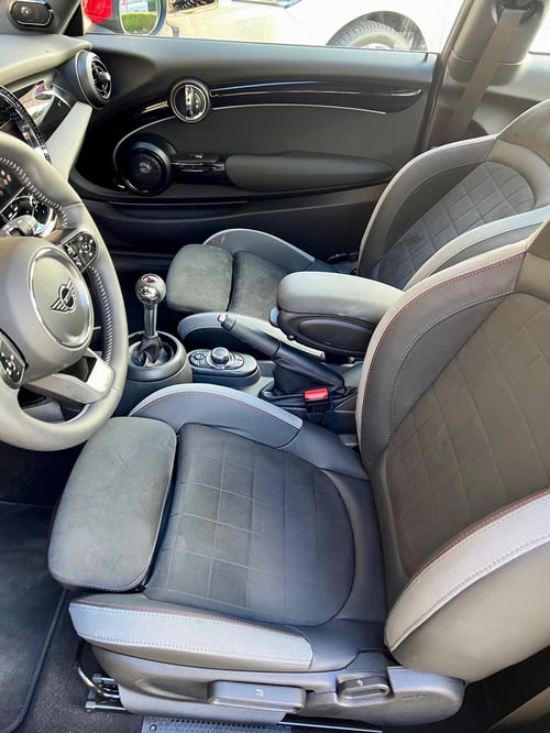 2022-mini-cooper-jcw-front-seat-carprousa