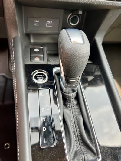 2022-nissan-kicks-sr-console-feature-carpro