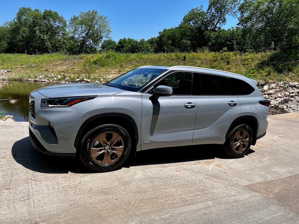 2023 Toyota Highlander Hybrid. Credit: CarPro.