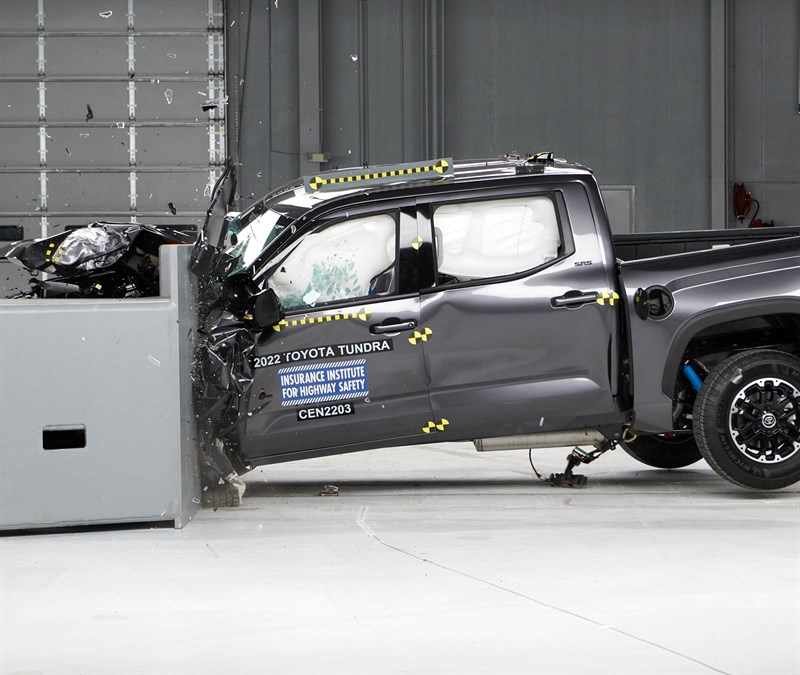 2022 Toyota Tundra SR5 CrewMax 4wd IIHS Crash Test