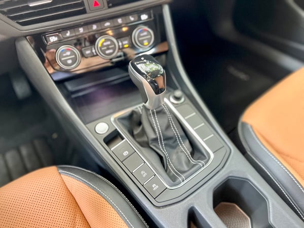 2022-vw-jetta-gear-shifter-amy-carprousa