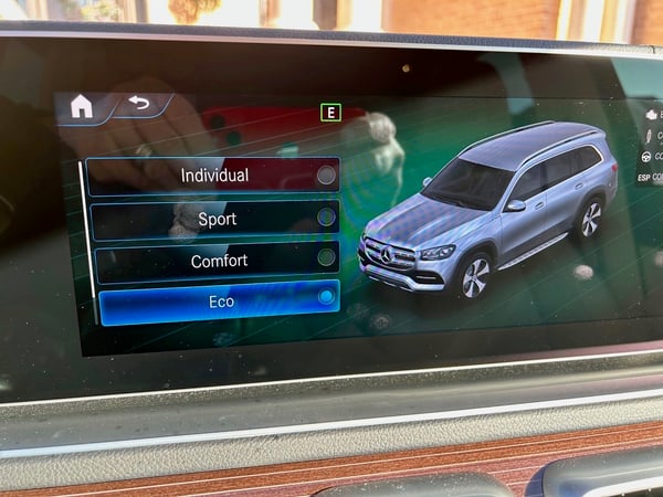 2023 Mercedes-Benz-GLS-580-multimedia-screen-carpro