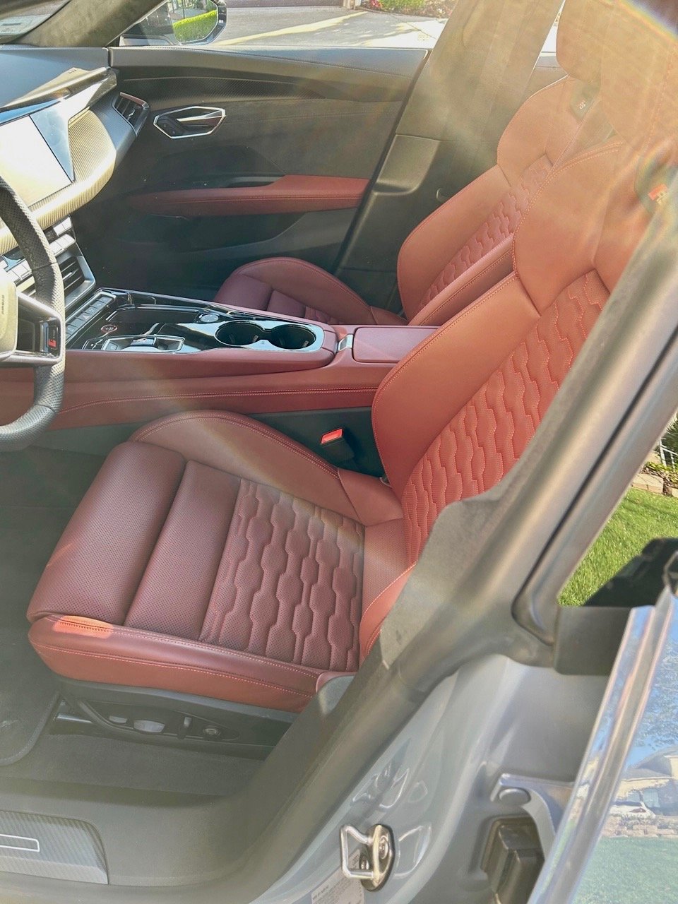 2023-Audi-RS-etron-gt-interior-carpro