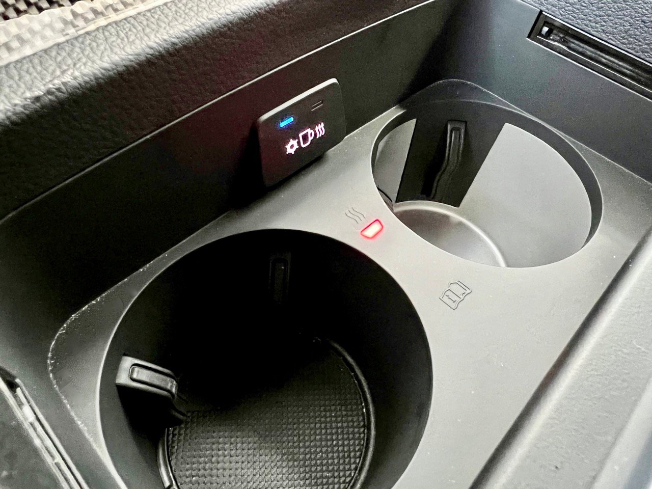 2023-AudiSQ5-Prestige-cold-cupholders (1)