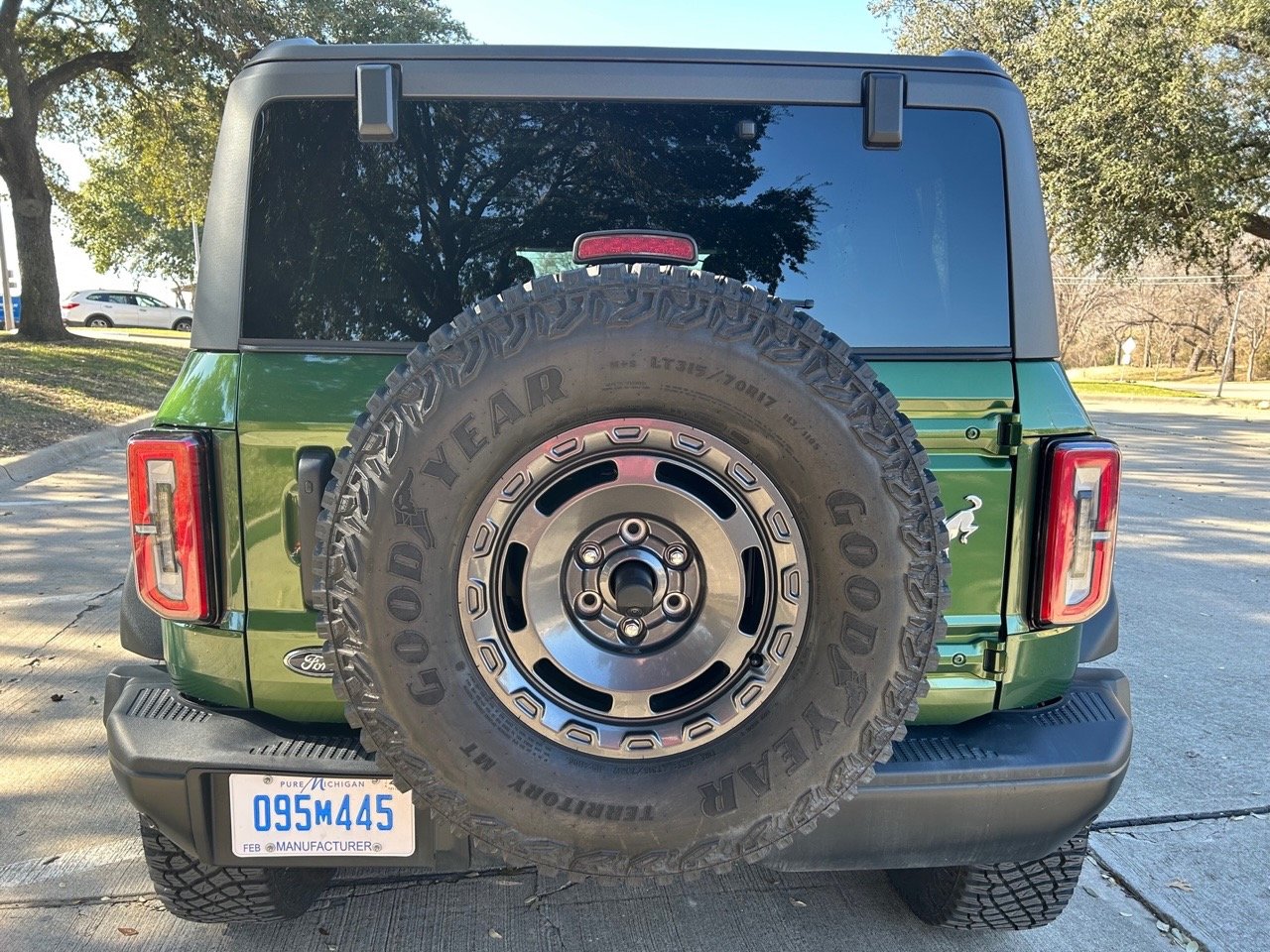 2023-Ford-Bronco-Everglades-spare-tire (1)