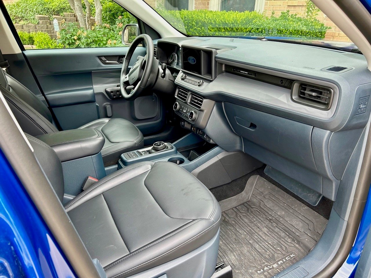 2023-Ford-Maverick-Lariat-hybrid-front-row-passenger-carpro