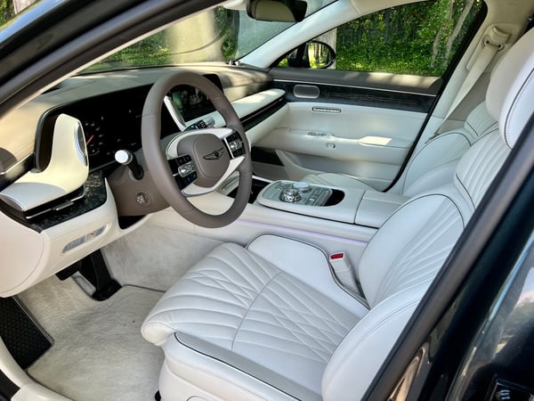 2023-Genesis-G90-luxury-interior-carpro