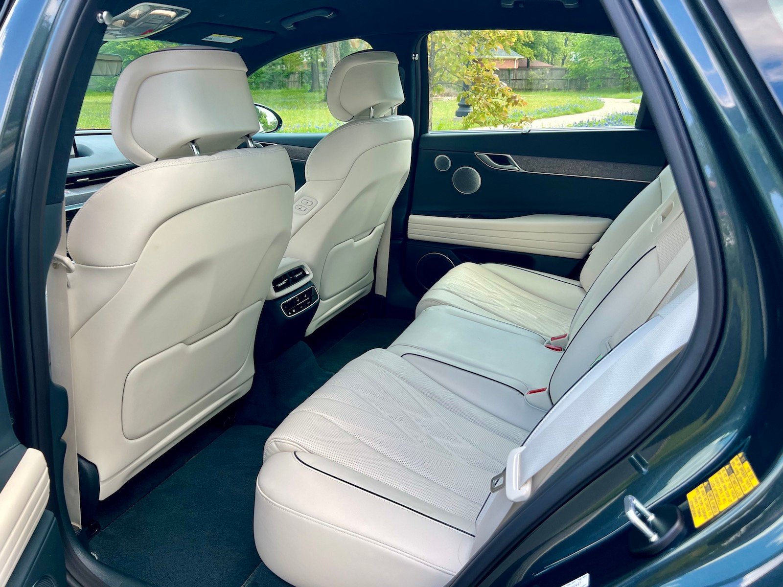 2023-GenesisG80-Electrified-2nd-row-carpro