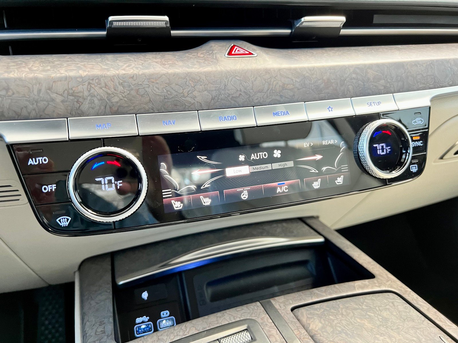 2023-GenesisG80-Electrified-Charging-ac-controls-carpro
