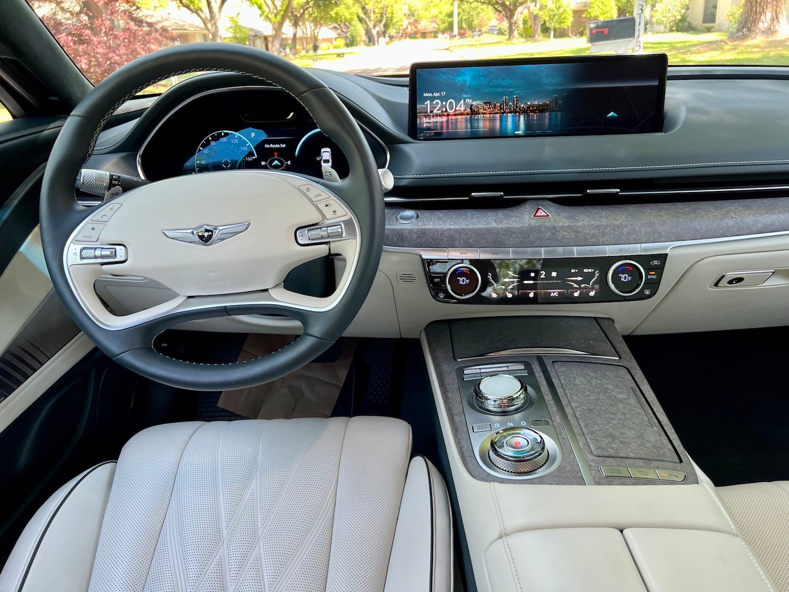 2023-GenesisG80-Electrified-cabin-1-carpro