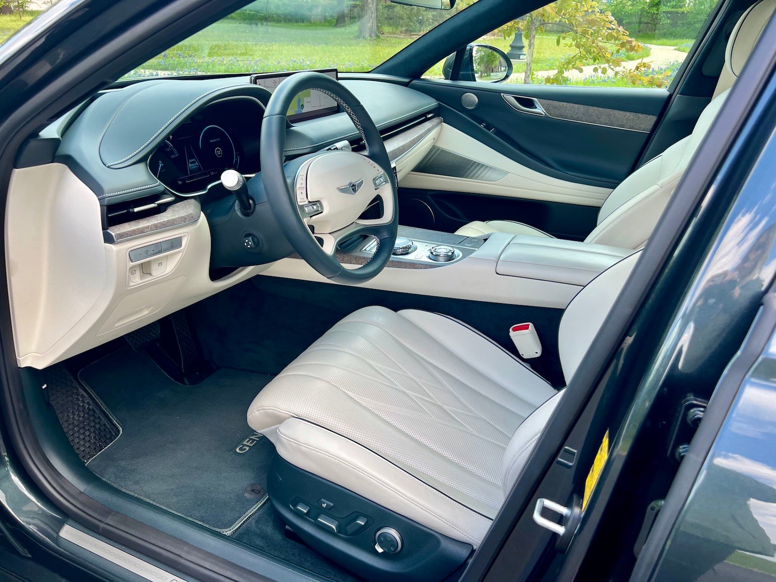 2023-GenesisG80-Electrified-cabin-wide-carpro