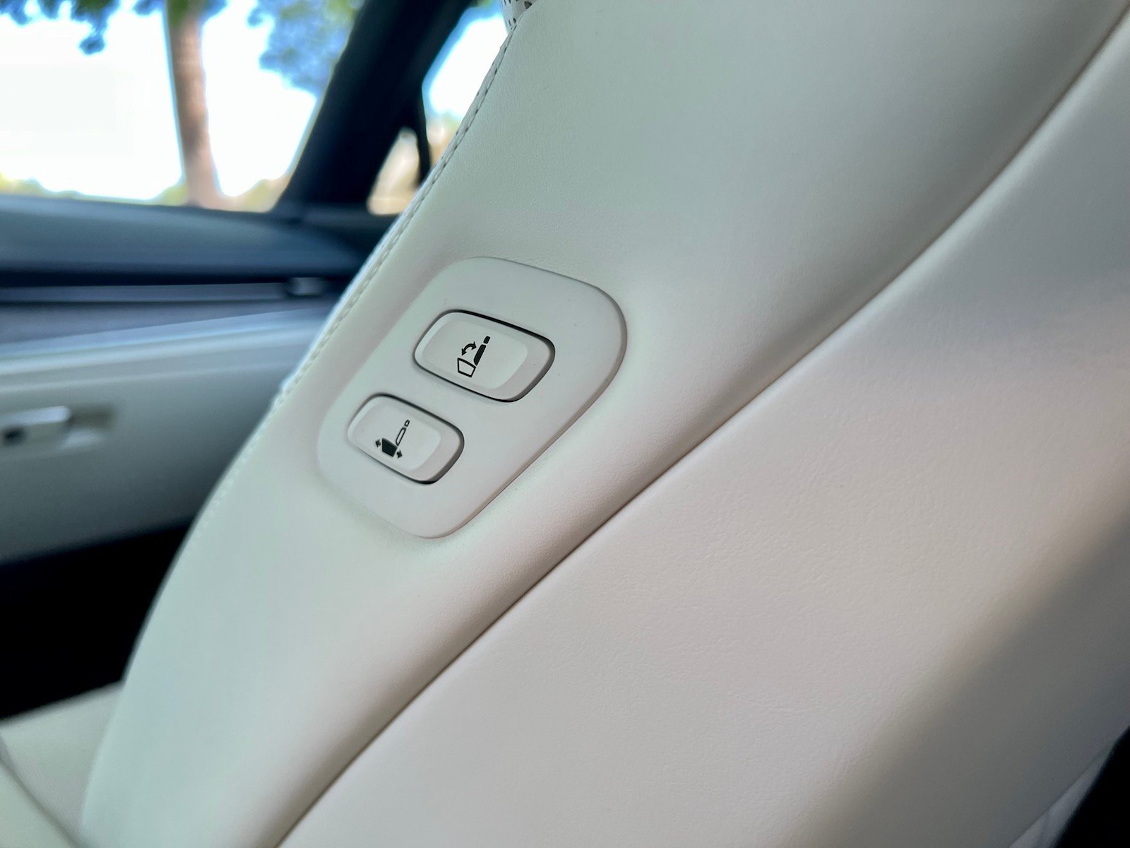 2023-GenesisG80-Electrified-power-button-carpro