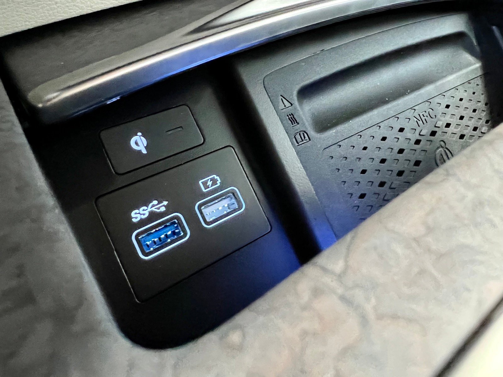 2023-GenesisG80-Electrified-usb-carpro