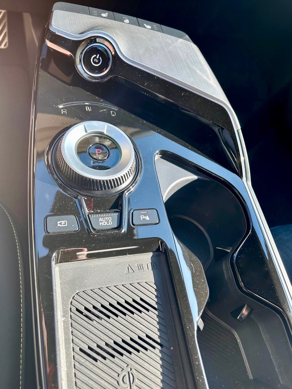 2023-Kia-EVy-gt-console-area-carpro.