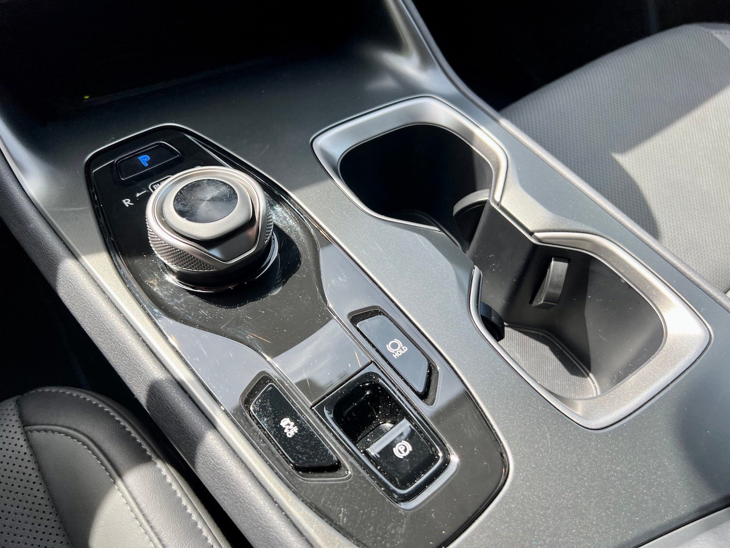 2023-Lexus RZ-consoleJPG