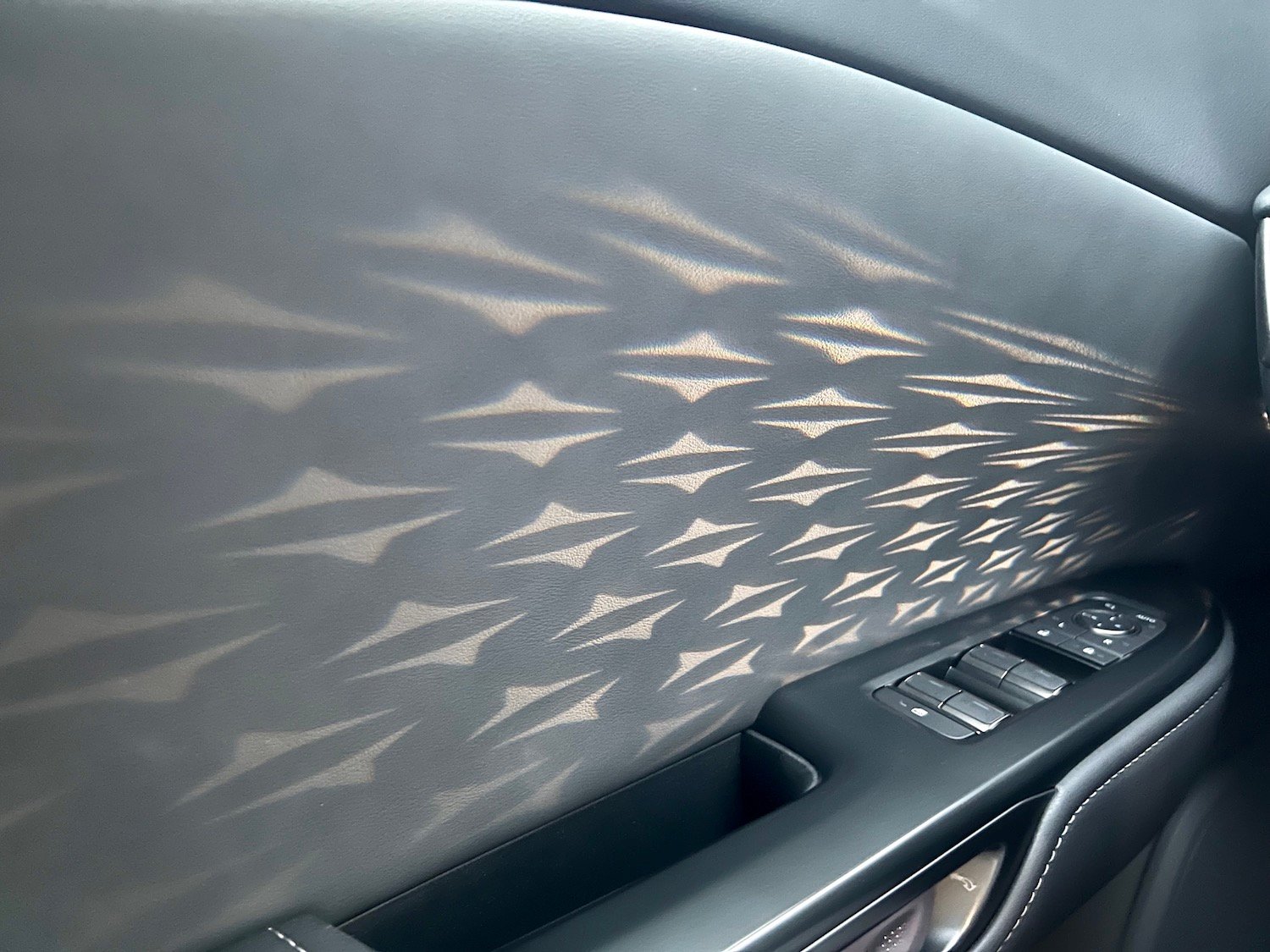 2023-Lexus RZ-shadow-illumination