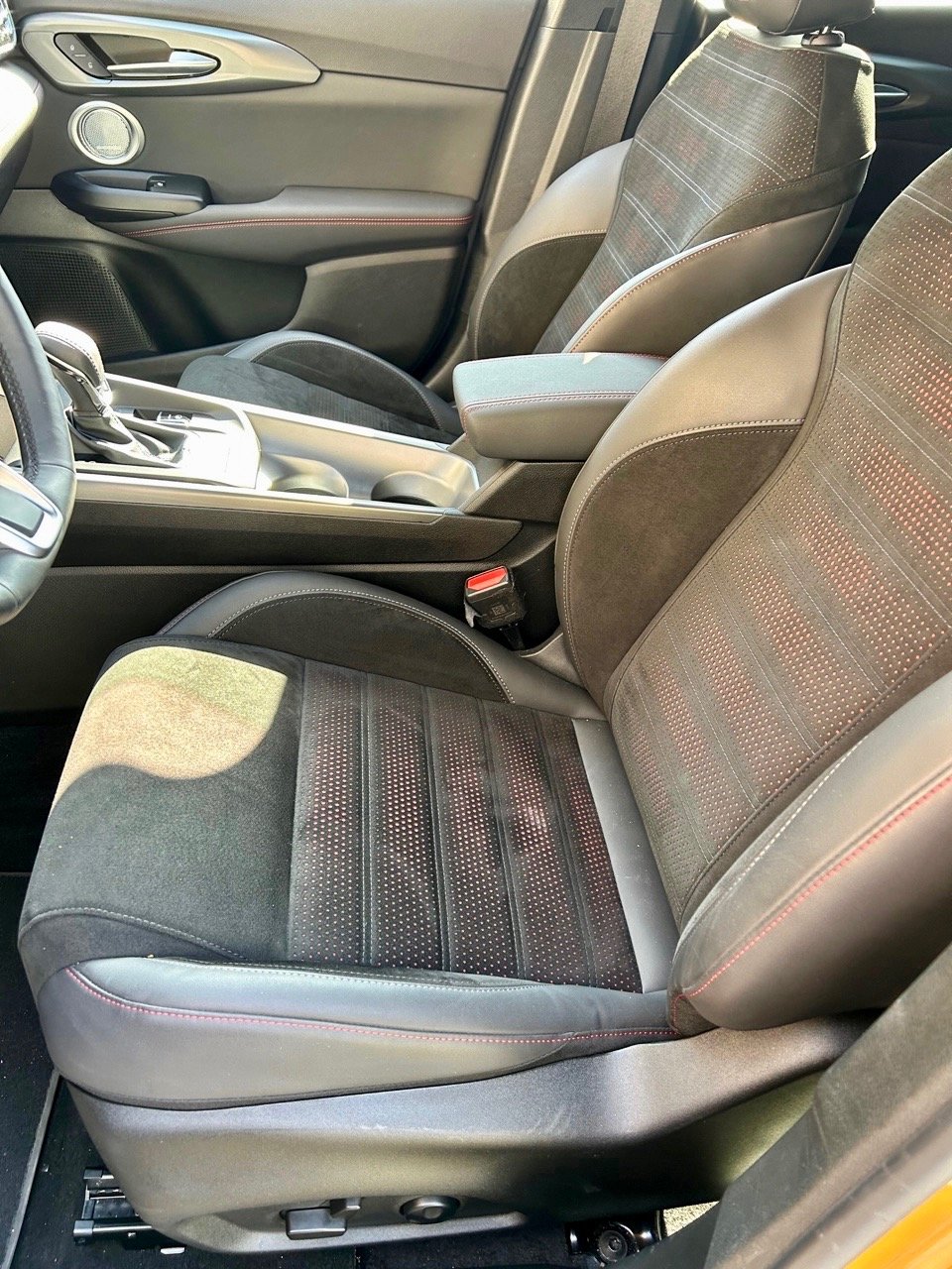 2023-dodge-hornet-gtplus-feature-front-seat-carpro