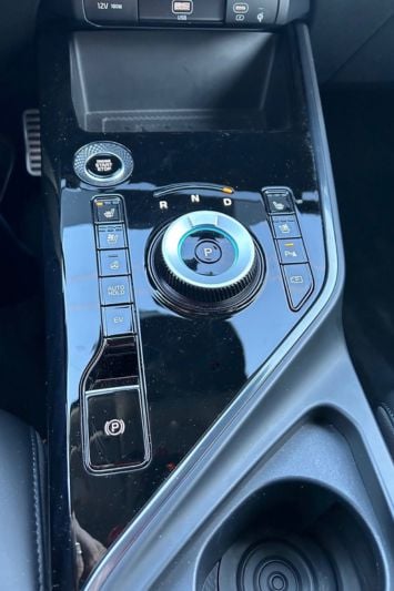 2023-kia-niro-phev-console-carpro