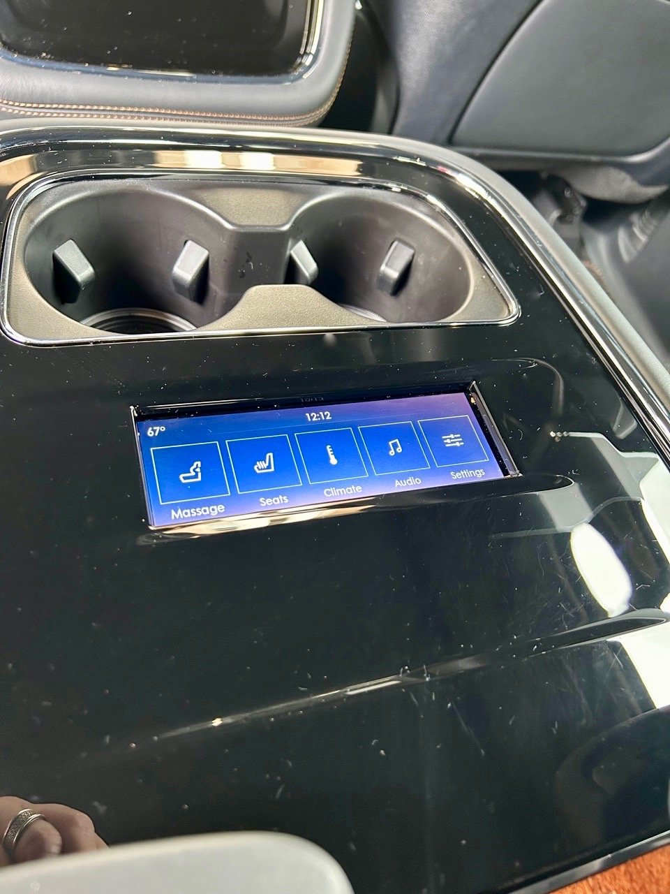 2023-lincolnc navigator-l-black-label-interior-2-carpro.