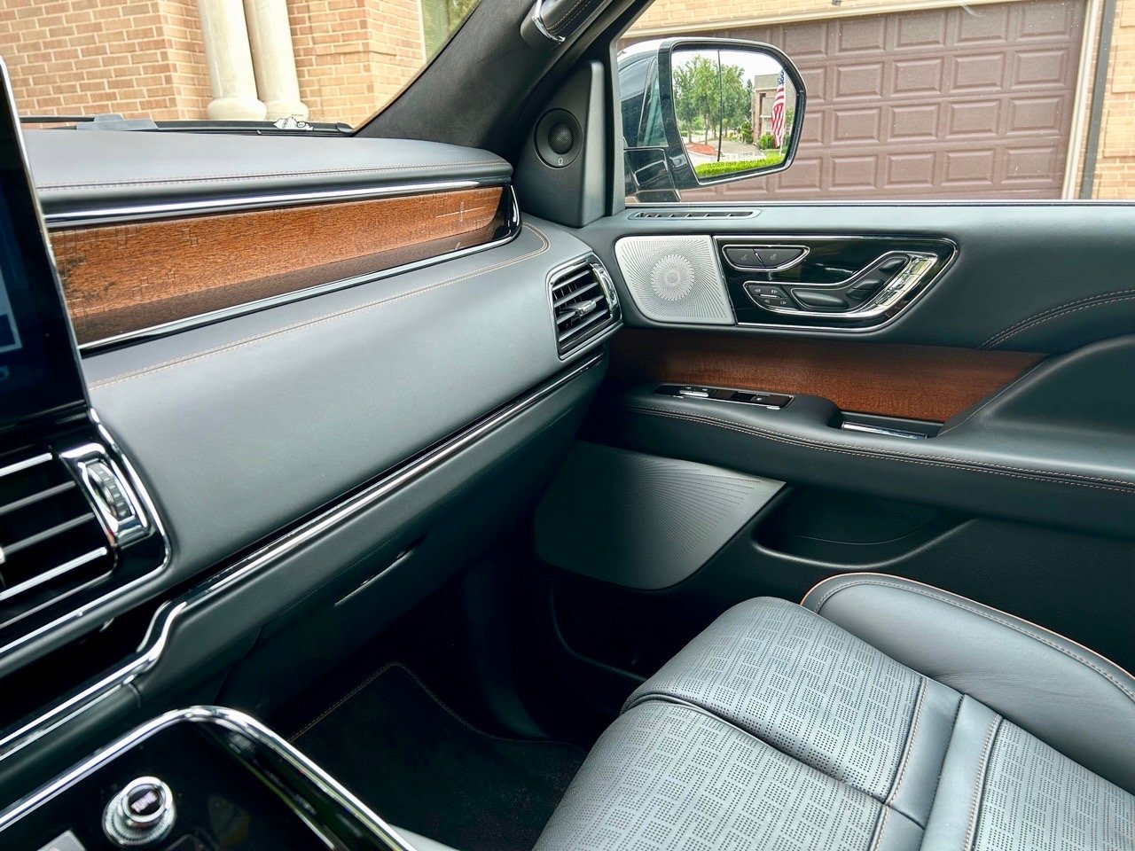 2023-lincolnc navigator-l-black-label-interior-carpro.