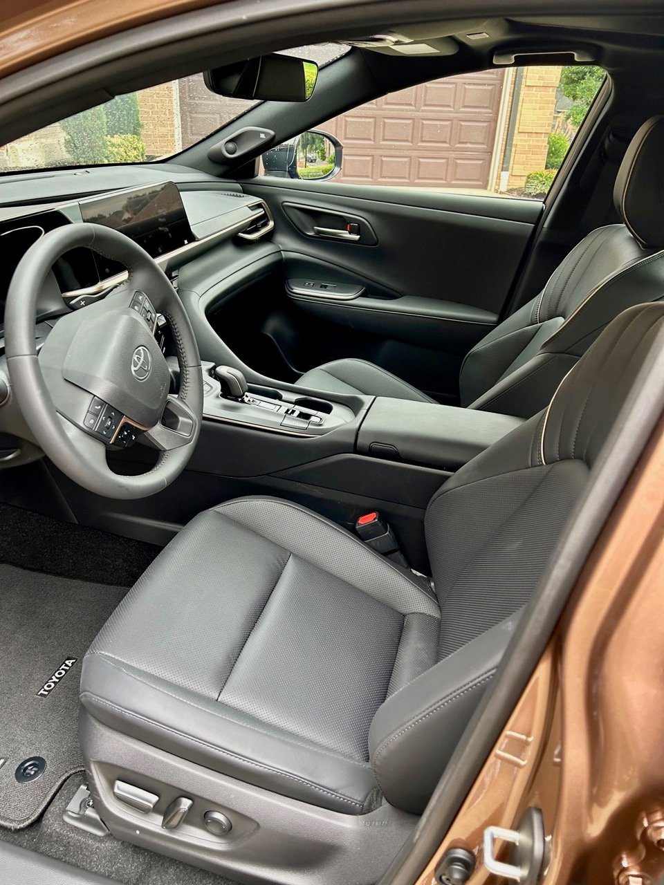 2023-toyota-crown-bronze-interior-1-carpro