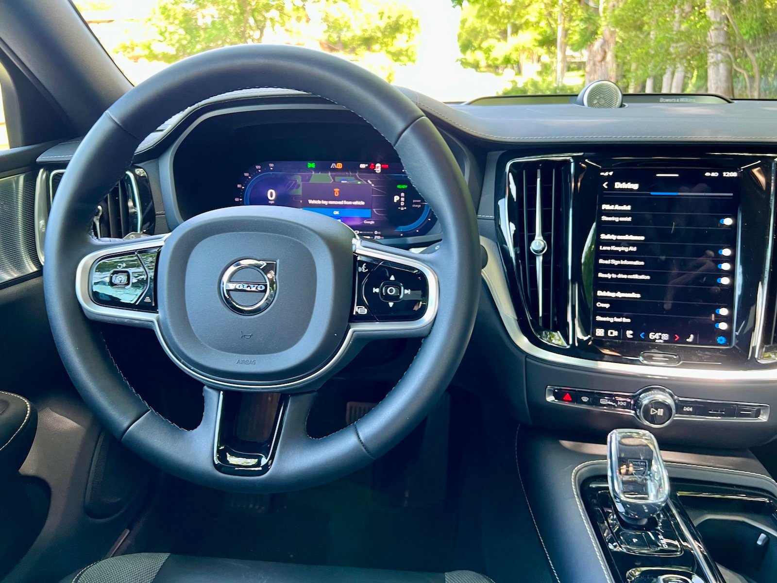 2023-volvo-s60-recharge-steeringwheel-2JPG