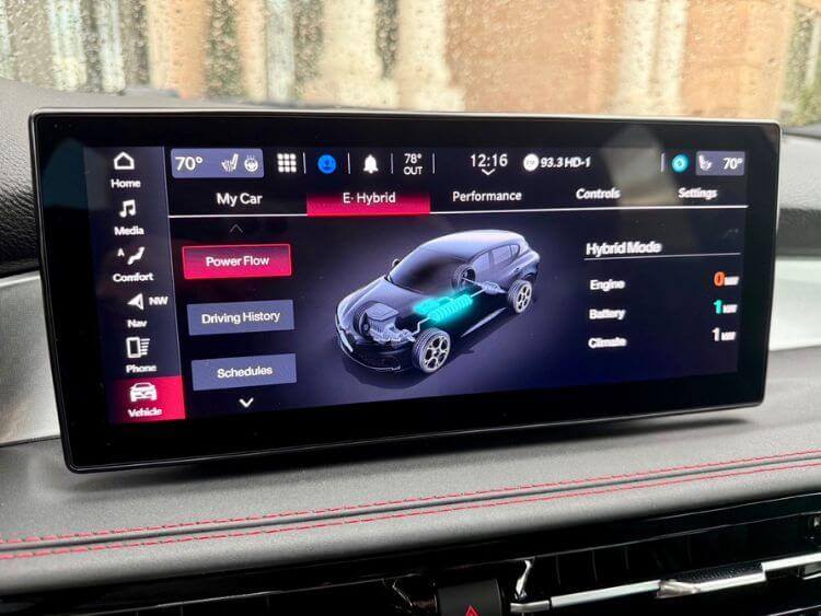 2024-Alfa-Romeo-Tonale-Tributo Italiano-display