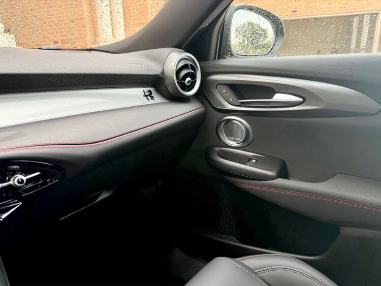 2024-Alfa-Romeo-Tonale-Tributo Italiano-door-panel.jpg