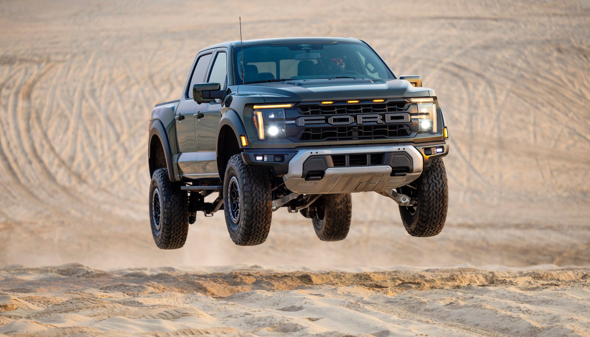 2024-Ford-F-150-raptoer-off-road-credit-ford
