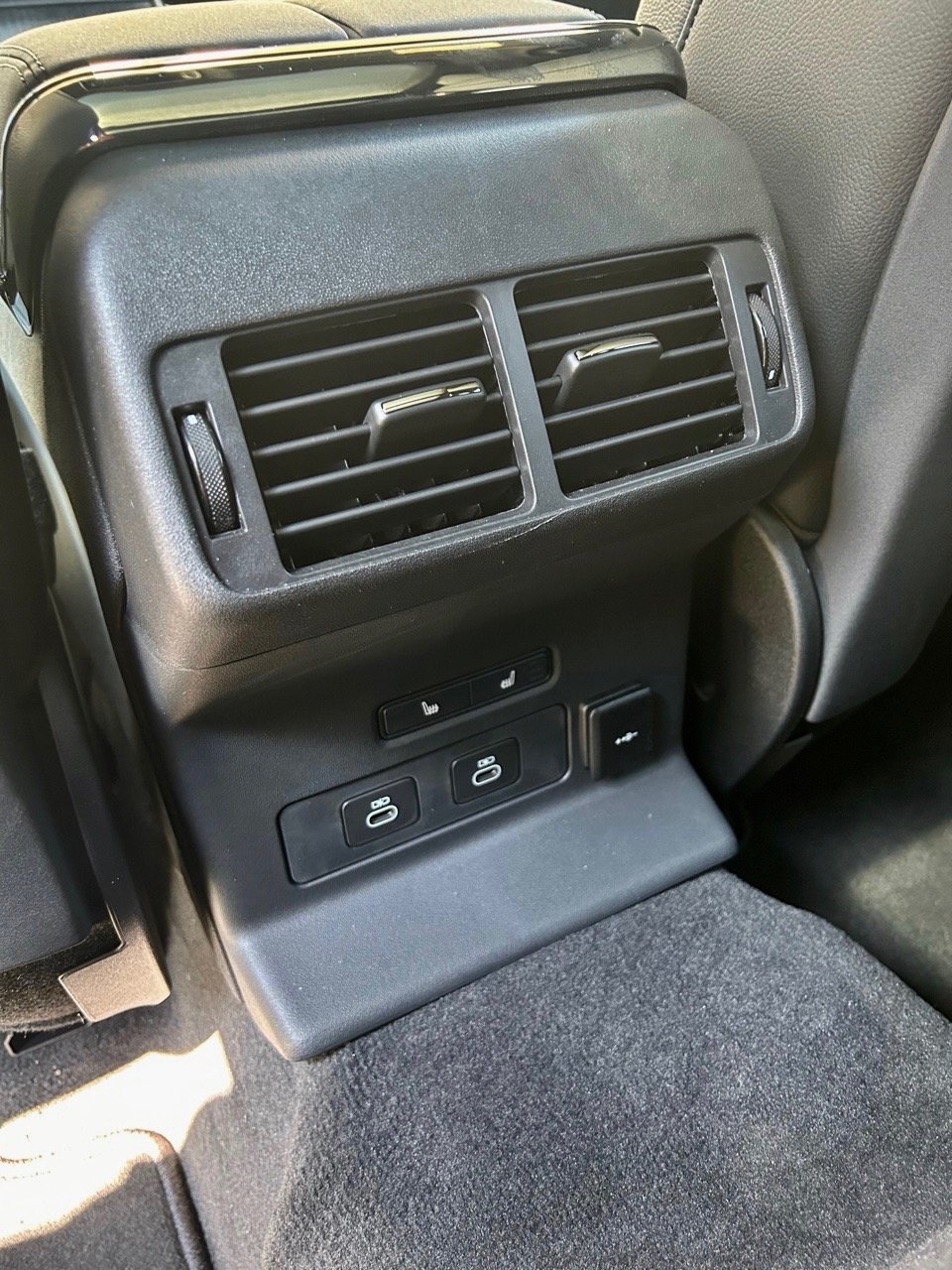 2024-Range-Rover-Velar-2nd-row-vents-carpro.