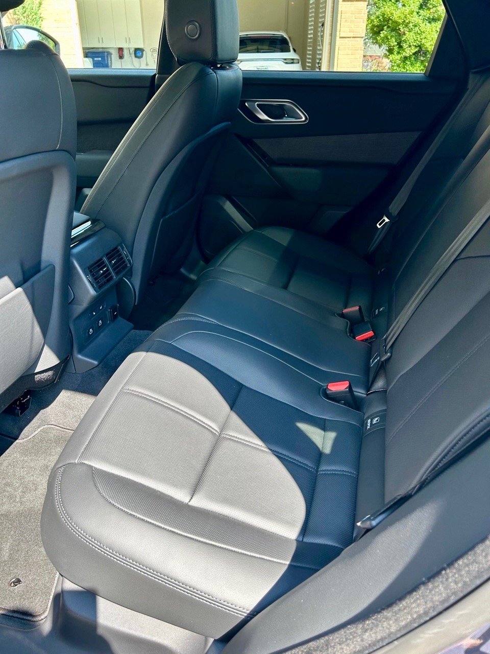 2024-Range-Rover-Velar-back-seat-carpro.