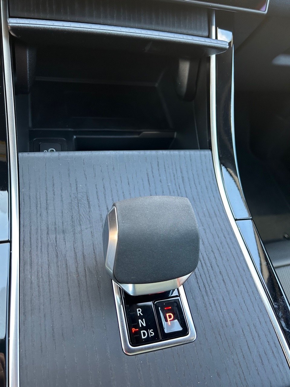 2024-Range-Rover-Velar-console-carpro.