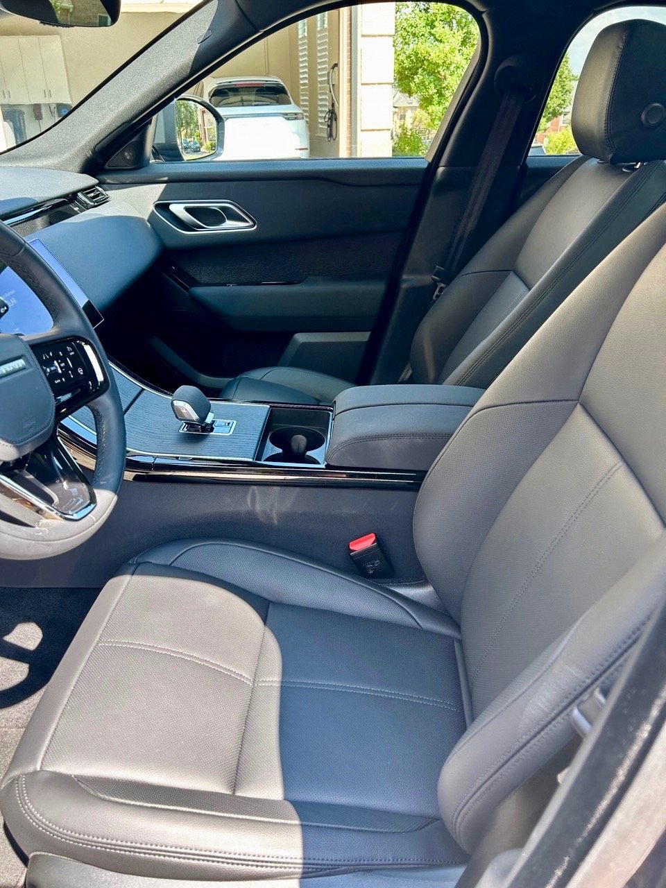 2024-Range-Rover-Velar-front-seat-carpro