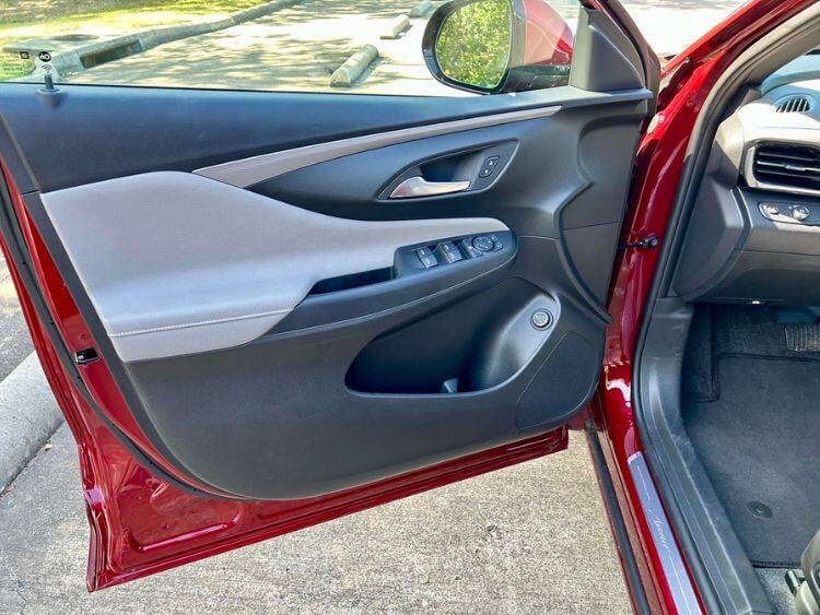 2024-buick-envista-avenir-door-panel-1