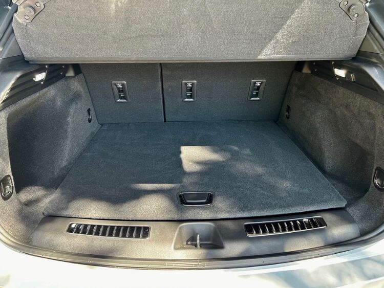 2024-cadillac-xt4-cargo-carpro